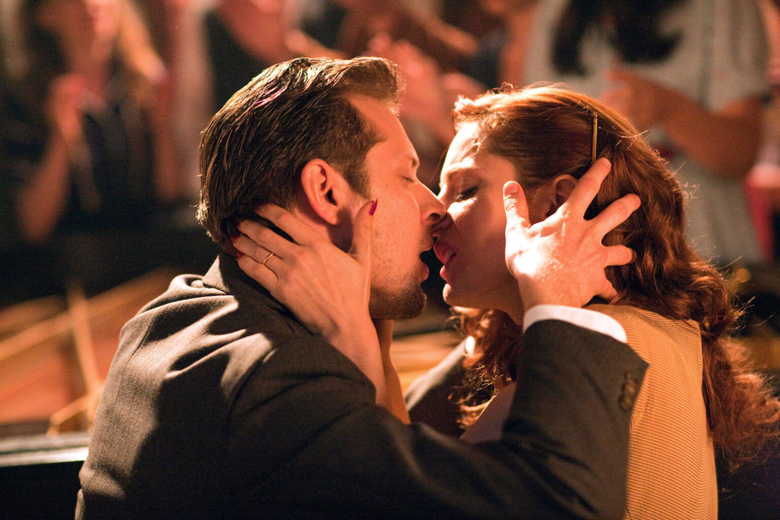 Scene d amour. Поцелуй в театре. "Женщина и мужчины 2010. Любовь драма Франция.