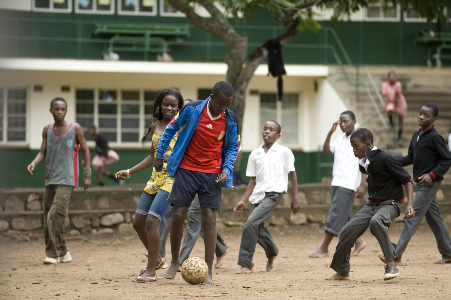 Новые приключения в африке. Роджер Нсенгиюмва. Футбол в Африке. Африканский футбол. Африканские дети играют в футбол.