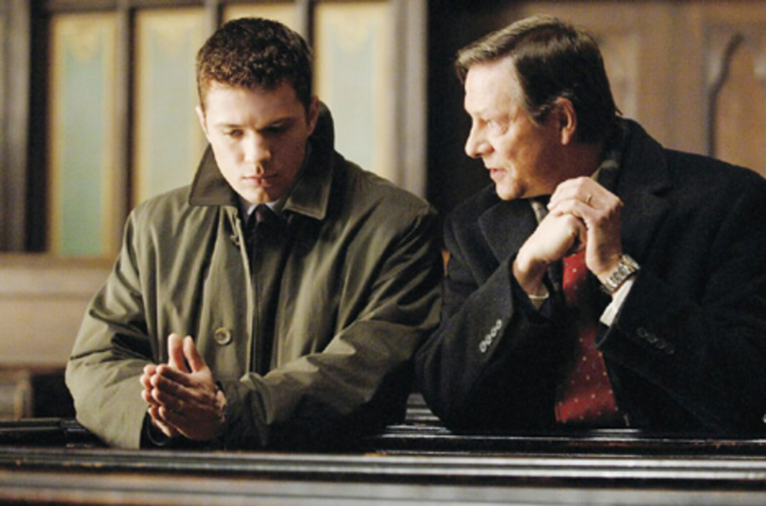 Двое мужчин в годах. Измена/Breach (2007). Двое мужчин разговаривают. Беседа двух мужчин.