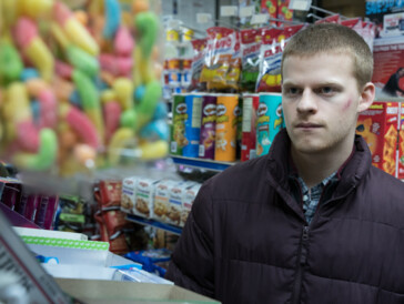 Lucas Hedges lässt uns ständig über Bens wahre Absichten spekulieren.