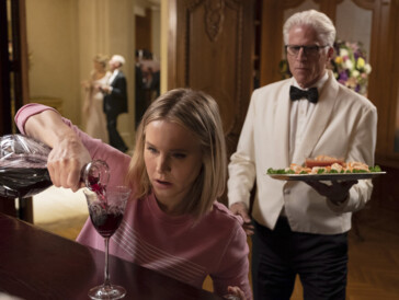 Kirsten Bell und Ted Danson in «The Good Place» (2016), einer amerikanischen Sitcom, die auch ohne deutsche Untertitel ganz viel Spass macht.