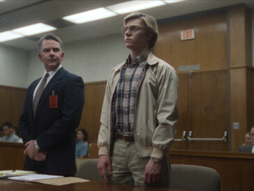 Ron Bush als Jeffreys Anwalt, Evan Peters als Jeffrey Dahmer in «DAHMER - Monster: Die Geschichte von Jeffrey Dahmer»