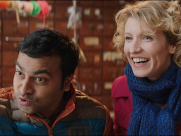 Belgisch-französischer Humor: Ajit (Pitobash Tripathy) und Jeanne (Alexandra Lamy) scheinen es lustig zu haben.