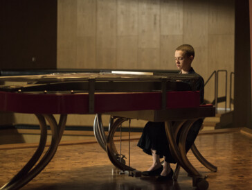 L'actrice Shira Haas au piano dans «Unorthodox».