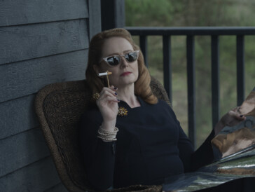 Nimmt kein Blatt vor den Mund: Sabrinas Tante Zelda (Miranda Otto), die dem Hexenzirkel angehört.