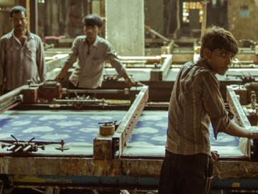 Es rattert, rollt und rührt in «Machines»: Die Fabrikarbeiter arbeiten hier unermüdlich in 12-Stunden-Schichten, für nur gerade 3 Dollar am Tag.