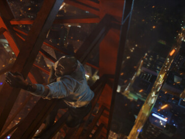 Dwayne Johnson, alias Will Sawyer, crapahute encore et toujours !