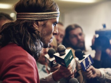 Sverrir Guðnason stellt sich als Björn Borg im Biopic den Fragen der Medien.