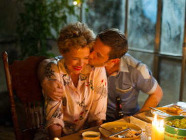 Eine bezaubernde Annette Bening drückt der doch eher gewöhnlichen Liebesgeschichte ihren Stempel auf.