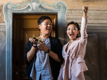 Regisseur Yeo Siew Hua und die Schauspielerin Luna Kwok freuen sich über den Goldenen Leoparden für den besten Film.