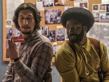In den 70er-Jahren wurde der Undercover-Agent Ron Stallworth als erster Schwarzer Mitglied des Ku-Klux-Klans, indem er die Köpfe des Klans hinters Licht führte.
