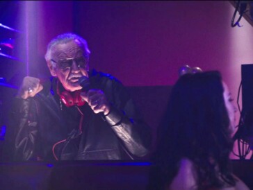 In «Deadpool» hat Stan Lee einen Cameo-Auftritt als Showmaster in einem Stripclub.