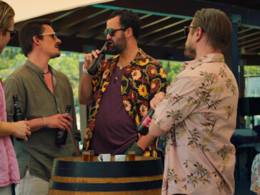 Marcus en plein bavardage avec quelques dealers de l'île.