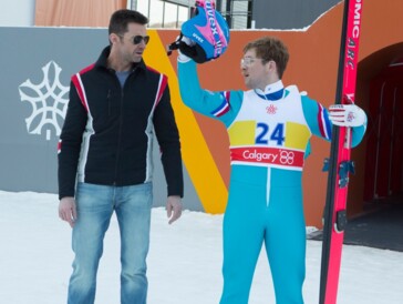 Hugh Jackman als nicht ganz nüchterner Skisprungtrainer von Eddie The Eagle.
