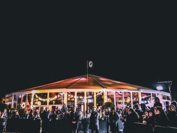 Wir freuen uns auf ein Zürich im Kinofieber: Das Festivalzentrum auf dem Sechseläutenplatz.