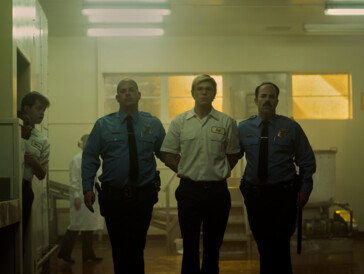 Mark Weiler als Polizist, Evan Peters als Jeffrey Dahmer in «DAHMER - Monster: Die Geschichte von Jeffrey Dahmer»