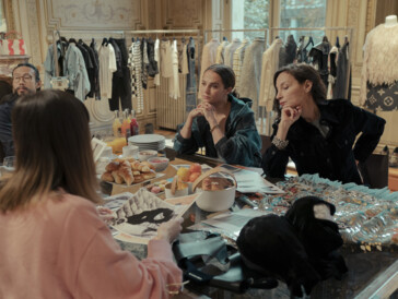 «Irma Vep» - Alicia Vikander en vamp devant l’objectif d’Olivier Assayas