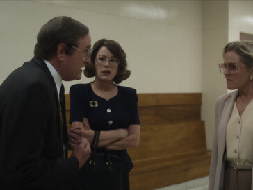 Richard Jenkins als Lionel Dahmer, Molly Ringwald als Shari, Penelope Ann Miller als Joyce Dahmer in «DAHMER - Monster: Die Geschichte von Jeffrey Dahmer»