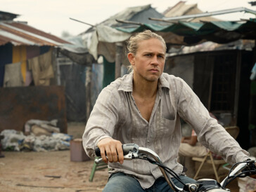 Charlie Hunnam se mue en fugitif en quête d’une nouvelle vie dans «Shantaram» sur Apple TV+