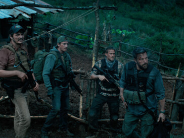 Ein Cast, der sich sehen lassen kann: Unter anderem sind Charlie Hunnam (Mitte rechts) und Ben Affleck (rechts) mit von der Partie.