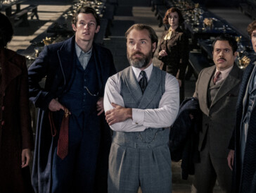 Jude Law, Dan Fogler, Eddie Redmayne, Jessica Williams, und Callum Turner in «Phantastische Tierwesen: Dumbledores Geheimnisse» (2022)
