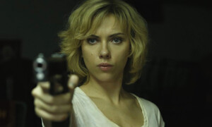 "Lucy": Durch einen unfreiwilligen, missglückten Drogenschmuggel entwickelt Lucy ungeahnte Kräfte. Zur Super-Frau mutiert wünscht sie sich nichts sehnlicher, als es ihren Peinigern heimzuzahlen. Der Thriller mit Scarlett Johansson läuft ab dem 14. August um Kino.