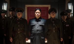 Die Nordkorea-Satire "The Interview" sollte eigentlich in New York Premiere feiern - die Vorstellung wurde dann aber wegen einer von Cyber-Terroristen  geäusserten Terrordrohung abgesagt. Macht Kim Jong-un nun ernst? Bereits vor einiger Zeit drohte Nordkorea mit einer Kriegserklärung, sollte die Komödie tatsächlich in die Kinos kommen - und jetzt geht wohl auch der Sony-Hack auf ihre Rechnung. Nach und nach nahmen in den USA nun weitere Kinos den Film aus dem Programm, in der Schweiz soll "The Interview" aber planmässig am 5. Februar anlaufen.