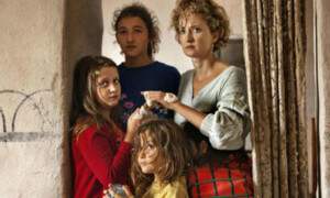 "Le meraviglie": Der zweite Film im Wettbewerb einer Filmemacherin ist gleichzeitig eine Koproduktion mit der Schweiz und handelt von einer dysfunktionalen Familie im ländlichen Umbrien. Alice Rohrwacher ist zum zweiten Mal im Cannes.