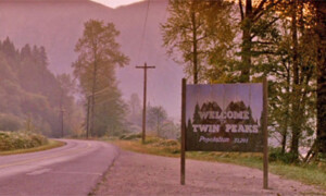 David Lynch a adressé à ses fans un message sur Twitter pour leur faire part de sa décision de ne pas réaliser la troisième saison de la série "Twin Peaks" qui devait être diffusée sur la chaîne Showtime aux Etats-Unis : "Chers amis de Twitter. Showtime n'a pas annulé Twin Peaks. Après un an et quatre mois de négociations, j'ai décidé de me retirer du projet parce qu'il n'y avait pas assez d'argent pour faire le script de la manière dont j'aurais voulu le faire". Puis il a appelé les acteurs pour les avertir qu'il ne serait pas le réalisateur. Il ne reste plus qu'à Showtime à trouver un remplaçant... Dur défi à relever !
