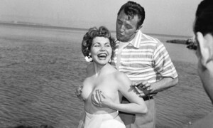 Alle reissen sich 1954 um ein Foto der britischen Schauspielerin Simone Silva, die oben ohne posiert. Robert Mitchum scheint es zu gefallen.