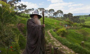 Man würde denken, dass nach je drei Teilen zu «Herr der Ringe» und «der Hobbit» alles über J.R.R. Tolkien und seine Ideen erzählt ist. Jetzt kehrt Hollywood aber für ein Biopic über den Erschaffer der Fantasy-Welt nach Mittelerde zurück. Der neue Film soll schlicht und einfach «Mittelerde» heissen. Das Drehbuch hat Angus Fletcher mit einem Aufwand von sechs Jahren geschrieben, in denen er sich zahlreiche Interviews anschaute und sich durch Archivaufnahmen arbeitete. Der Film soll sich um die Ereignisse und Katastrophen drehen, die J.R.R. Tolkien zu seinen Romanen inspiriert haben.  