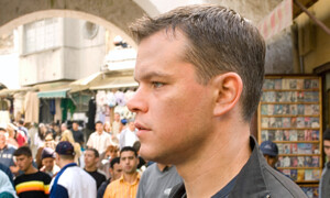 Bereits im September dieses Jahres berichteten wir über eine mögliche Rückkehr von Matt Damon als Jason Bourne. Dies scheint sich nun zu bestätigen, denn Damon hielt kürzlich fest, dass der neue Film 2016 in die Kinos kommen soll. Demnach hat Regisseur Paul Greengrass eingewilligt, erneut die Regie zu übernehmen. Dies war die Bedingung unter welcher Damon zu einem weiteren Bourne-Abenteuer bereit war. "Bourne 5" soll im Juli 2016 auf Grossleinwand erscheinen. Nun stellt sich nur die Frage, wie Universal mit den beiden Serien weiter verfährt. Werden Jeremy Renner und Matt Damon im neuen Bourne gar gemeinsam auftreten oder gehen die zwei Agenten ihre eigenen Wege? Wir halten Euch auf dem Laufenden.