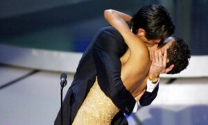 Bester Oscar-Kuss geht an Berry und Brody. 2003 holte Adrien Brody den Oscar für Bester Hauptdarsteller bei Halle Berry mit einem überraschenden Kuss ab.