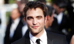Kollektives Aufatmen bei den Indy-Fans: Robert Pattinson hat in einem Interview mit MTV dementiert, die Rolle des berühmten Naziverprüglers zu übernehmen. Letzte Woche erst erreichte uns die Hiobsbotschaft, dass "Twilight"-Star Pattinson in "Indiana Jones 5" möglicherweise Harrison Ford ablösen solle. Im Interview gibt Pattinson nun Entwarnung und er wusste anscheinend nicht einmal, dass es ein Reboot geben wird. Auch in "Star Wars" wird Pattinson nach eigener Aussage nicht dabei sein.