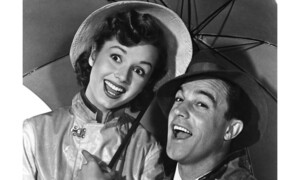 Debbie Reynolds wurde 1932 als Mary Frances Reynolds in Texas geboren. Mit nicht einmal 20 Jahren ergatterte sie zu Beginn der 50er-Jahre die Hauptrolle im Musical «Singin' in the Rain» neben Gene Kelly, welche ihr Durchbruch als Schauspielerin bedeutete (Bild). Für ihre Rolle im Musical «The Unsinkable Molly Brown» wurde sie sogar für einen Oscar nominiert. 