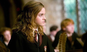 Fakt 2: Sie ist ein schlaues Mädchen, diese Emma! |
Während den Dreharbeiten zu Harry-Potter absolvierte Emma die A-Levels (in der Schweiz: Matur) mit Bestnoten. Nachdem der letzte Teil für das Zauberuniversum abgedreht war, schrieb sie sich für ein Literaturstudium an der Brown-University ein und bestand mit Bravour. Dass sie sehr ehrgeizig ist, merkt man übrigens auch den ersten Teilen von «Harry Potter» an: Sie lernte in ihrem Übereifer nämlich nicht nur die Texte von Hermine Granger auswendig, sondern gleich die von allen Hauptdarstellern. Während dem Dreh sprach sie dann leise die Worte von Harry Potter oder Ron Weasley mit - und ruinierte mit ihrem Synchronsprechen so manchen Take. 
