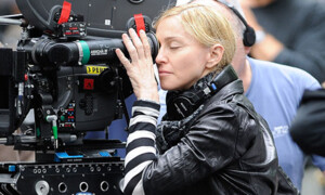 Madonna tut es wieder! Sie dreht einen Film. Dieses Mal führt sie in der Verfilmung von Rebecca Walkers Memoiren "Adé: A Love Story" Regie. Walker verliebte sich während des Bürgerkriegs in Kenya.