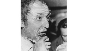 Der Filmkritiker Noel Godin platziert 1985 eine Torte mitten in Jean-Luc Godards Gesicht.