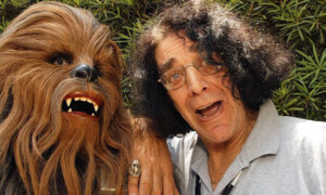 Chewbacca ist zurück! Wer alles im neuen "Star Wars VII" mitspielen wird, wird streng unter Verschluss gehalten. Einer aber ist gesetzt: Original Chewbacca Peter Mayhew wird auch im neuen Film wider den Wookie spielen.