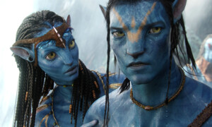 Good News für alle, die gerne wieder in die Welt von Pandora abtauchen würden. Denn «Avatar 2» hat wahrscheinlich einen offiziellen Starttermin bekommen, und zwar den 21. Dezember 2018. 20th Century Fox hat auf dieses Datum nämlich eine Veröffentlichung ohne Namen gelegt, wobei eigentlich nur die Fortsetzung von «Avatar» in Frage kommt. Insgesamt sollen vier Teile auf den erfolgreichsten Film aller Zeiten folgen, welche auf 2018, 2020, 2022 und 2023 angelegt sind. Regisseur James Cameron ist währenddessen mit der Planung einer revolutionären Veränderung für das 3D-Kinoerlebnis beschäftigt: er möchte 3D ohne Brillen zur Realität machen. 