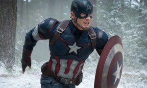 Chris Evans : Captain America :
Cas spécial mais révélateur puisque Chris Evans a refusé trois fois le rôle de Captain America à cause de l'obligation de signer pour plusieurs films. « Quand on fait un film, on a un certain contrôle sur sa carrière. Avec un contrat pour six films, si le premier est un succès, ça change beaucoup de choses. La peur c'était de prendre une décision qui programme les dix prochaines années de sa vie ». Marvel ira jusqu'à envoyer Robert Downey Jr. pour convaincre le comédien, qui finira par se laisser porter par l'intérêt du personnage. Et il a eu raison : Captain America est sans aucun doute l'un des personnages les plus intéressants de l'actuelle franchise.
