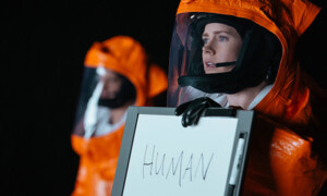 Ein weiteres Juwel im Kinomonat Dezember ist der Sci-Fi-Thriller «Arrival». Die Synopsis: Zwölf mysteriöse Raumschiffe landen zeitgleich in unterschiedlichen Regionen der Welt. Ihre Besatzung und deren Intention: ein Rätsel. Ein Elite-Team um die Linguistin Louise Banks (Amy Adams) und den Mathematiker Ian Donnelly (Jeremy Renner) sollen im Auftrag des Militärs Kontakt herstellen, um globale Paranoia und einen potentiellen Krieg zu verhindern. Die ersten Kritiken sind absolut positiv, und Amy Adams wird mit ihrer Rolle schon als nächste «beste weibliche Hauptdarstellerin» für die Oscarverleihungen 2017 gehandelt. Thriller mit innovativer Story und hochkarätigem Cast - eine Erfolgsformel, die hoffentlich aufgehen wird. Kinostart: 8. Dezember