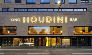 Eigentlich hätte das Kino Houdini in Zürich nach dem Brand im Februar bereit diesen Sommer wieder eröffnet werden sollen. Nun wird die Eröffnung aber nach hinten geschoben, da die Sanierungsarbeiten wesentlich länger dauern - das Ausmass der Rauch- und Hitzeschäden wurde wohl unterschätzt. Neu wird die Eröffnung für den Spätsommer / Herbst 2015 angesetzt. Der Schaden beläuft sich auf über 1 Million Franken.