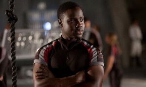 Bekannt geworden als Thresher in "The Hunger Games" spielt Dayo Okeniyi den Sohn von Miles Dyson - dem Erschaffer von Cyberdyne Systems - in "Terminator: Genesis". Der 5. Film der Reihe kommt im Sommer 2015 in die CH-Kinos.
