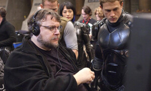 Eigentlich hätte Guillermo del Toro ja genug zu tun - er dreht gerade "Crimson Peak" und "Pacific Rim 2" ist auch schon geplant. Bevor er sich dem Sci-Fi-Sequel widmet, dreht der Regisseur aber noch einen seltsamen kleinen Schwarz-Weiss-Film. Als Hauptdarsteller wünscht sich del Toro John Hurt. 