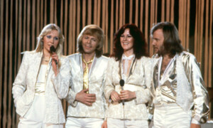 Abba World ¦ Musik Clip ¦ Schweden 2013 ¦
Ein weiterer Exportschlager aus Schweden ist neben Ikea natürlich die Kultband Abba. 1972 haben sie angefangen, schon 1976 beherrschten sie die Charts weltweit. Bis heute tanzen junge Leute rund um die Welt zur Musik des Phänomens ABBA. Das Found-Footage Video von Jonas Åkerlund für das Abba Museum in Stockholm zeigt in 4 Minuten auf sehr moderne Weise, was den Hype um Abba ausmacht. Mamma Mia, here we go again! Läuft in: «Nordic Presents»
