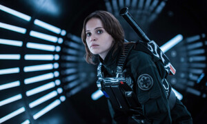 Mitte des Monats startet ein Film, der wohl schon von vielen Kinoliebhabern sehnlichst erwartet wurde: Felicity Jones ist als Rebellin Jyn Erso in «Rogue One: A Star Wars Story» ab dem 15. Dezember auf der Leinwand zu bewundern. Sie schliesst sich in einer Allianz von Rebellen zusammen, um die geheimen Pläne des gefürchteten Todessterns zu stehlen, der gefährlichsten Waffe des Imperiums. An den Erfolg der Fortsetzung der Hauptgeschichte «Star Wars: Das Erwachen der Macht» wird «Rogue One» wohl nicht herankommen. Das Potenzial, zum erfolgreichsten Film von 2016 zu werden, hat er aber allemal. 